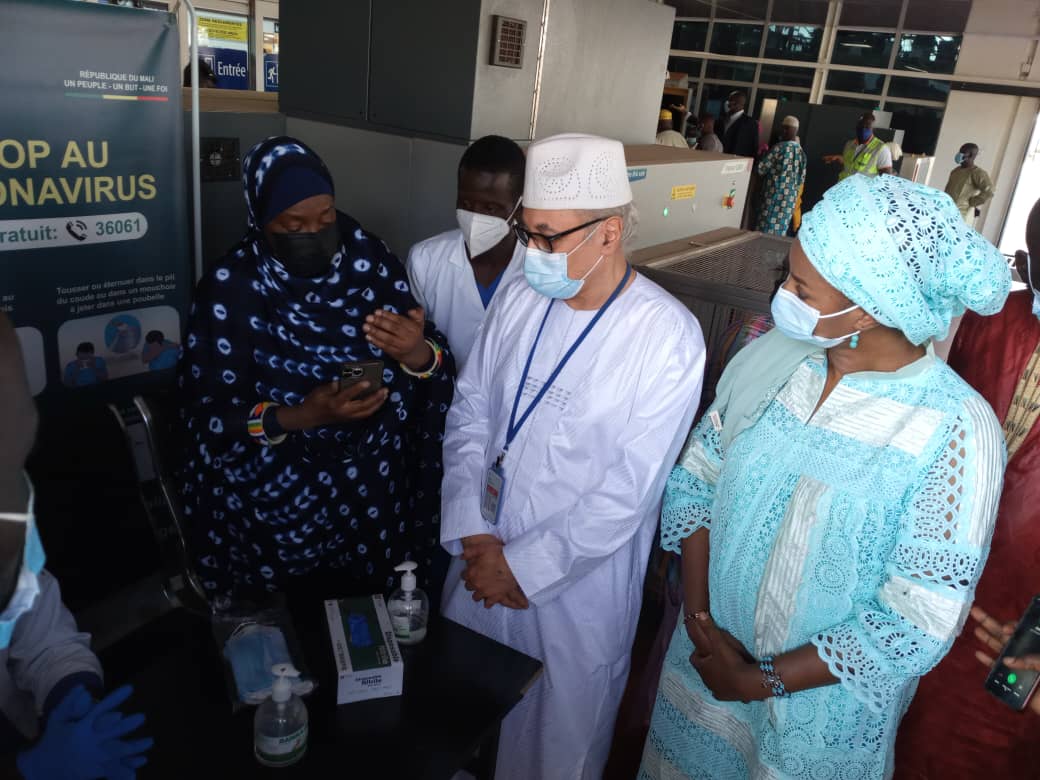 Renforcement des mesures sanitaires contre la COVID-19 : La ministre de la Santé s’imprègne du dispositif à l’aéroport de Bamako