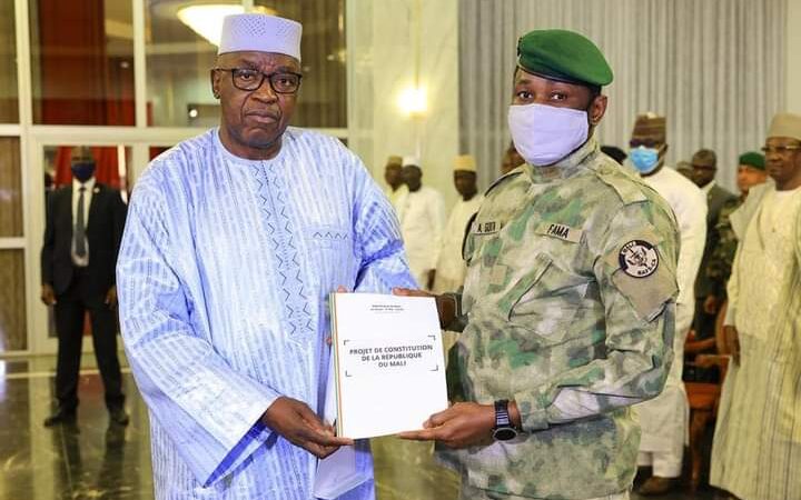 Projet de Constitution de la République du Mali : le document final remis au Président de la Transition