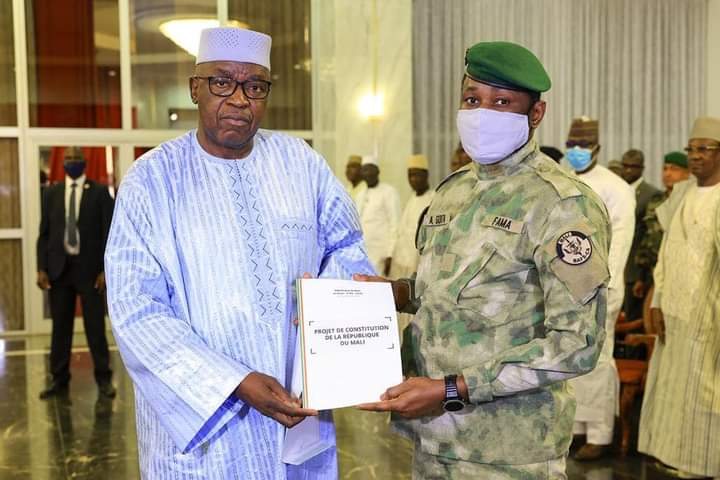 Projet de Constitution de la République du Mali : le document final remis au Président de la Transition