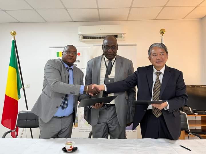 Signature du contrat de don relatif au financement du « Projet d’appui à l’assainissement de la Commune V du District de Bamako »