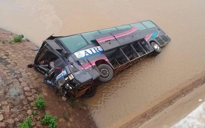 ACCIDENT DE CIRCULATION: Un car finit sa course dans les eaux du pont Bani