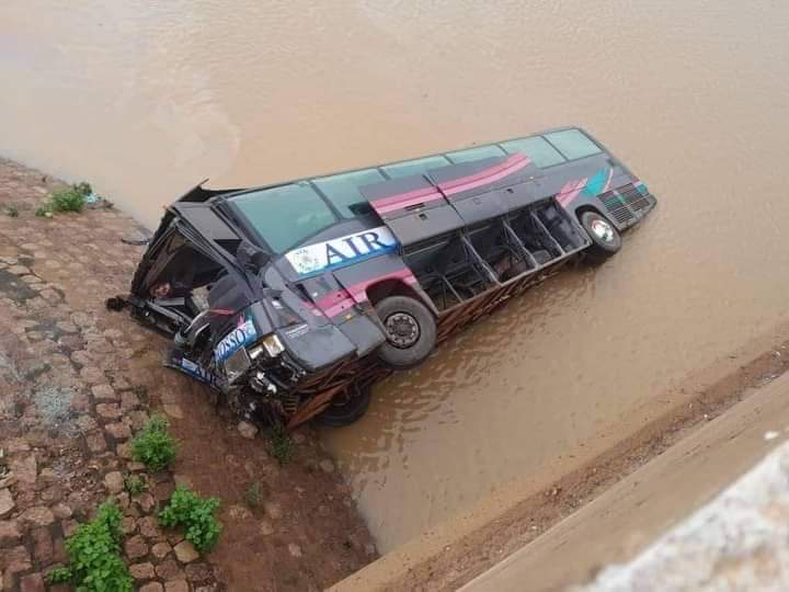 ACCIDENT DE CIRCULATION: Un car finit sa course dans les eaux du pont Bani