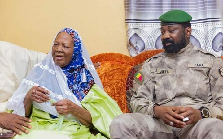 Mois de la solidarité et de la lutte contre l’exclusion : le Président de la Transition chez la doyenne d’âge de Bamako