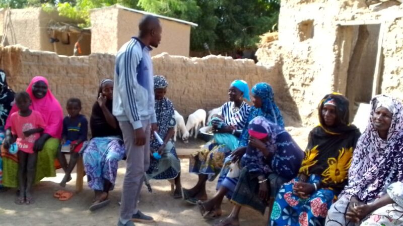 Parentalité positive et l’éducation non violente : La COMADE à la rencontre du groupement coopératif Tiessiri de N’djinina