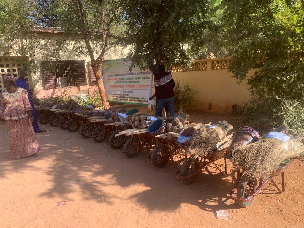 Ségou, Fana : GRADEM offre des matériels d’assainissement à 28 écoles partenaires