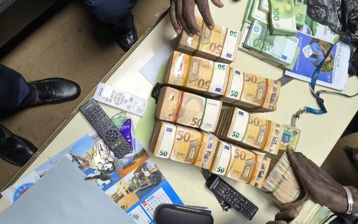 Aéroport de Bamako : Un homme d’affaires arrêté avec des liasses de 500 000 Euros dans ses bagages