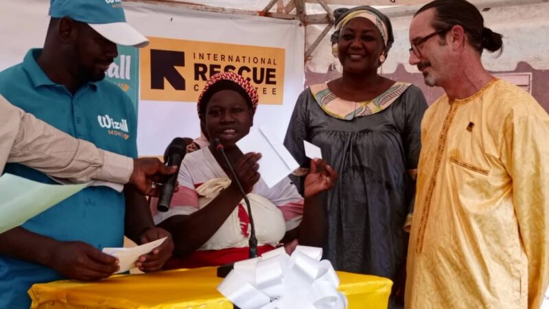 Réponse humanitaire aux inondations : IRC apporte une aide financière à 328 ménages de Bamako