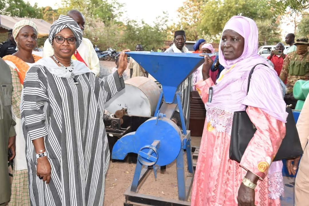 MALI-MINISTRE DE LA PROMOTION DE LA FEMME -DE L’ENFANT ET DE LA FAMILLE : UN APPUI CONSEQUENT POUR LES FEMMES DES ORGANISATIONS DE LA SOCIÉTÉ CIVILE FEMININE DE LA RÉGION DE BOUGOUNI.