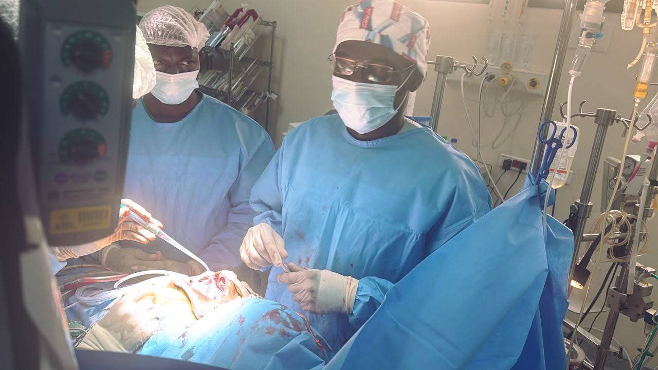 Mali-Intervention sur le cœur d’un enfant de 3 ans à l’hôpital Luxembourg: Une prouesse réalisée par une équipe de jeunes chirurgiens