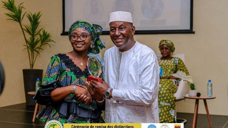 Mali-2è édition des Distinctions pour la Protection de la santé et de l’environnement au Mali : Notre consœur de la Radio Kledu, Mme Fanta Diakité, primée dans la Catégorie Média  
