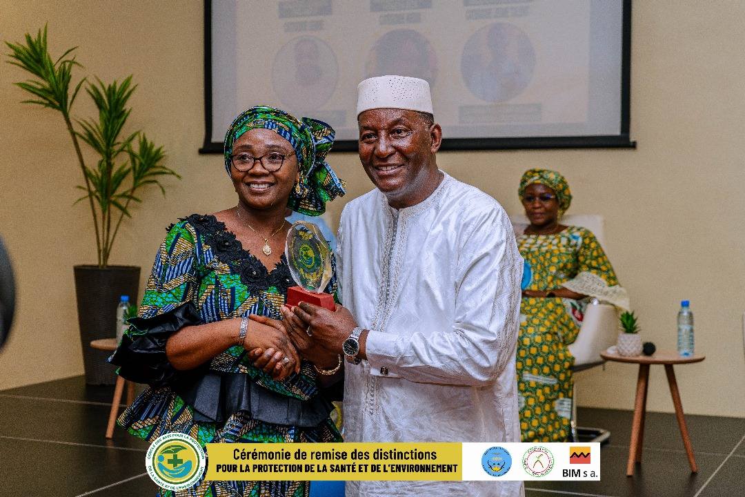 Mali-2è édition des Distinctions pour la Protection de la santé et de l’environnement au Mali : Notre consœur de la Radio Kledu, Mme Fanta Diakité, primée dans la Catégorie Média