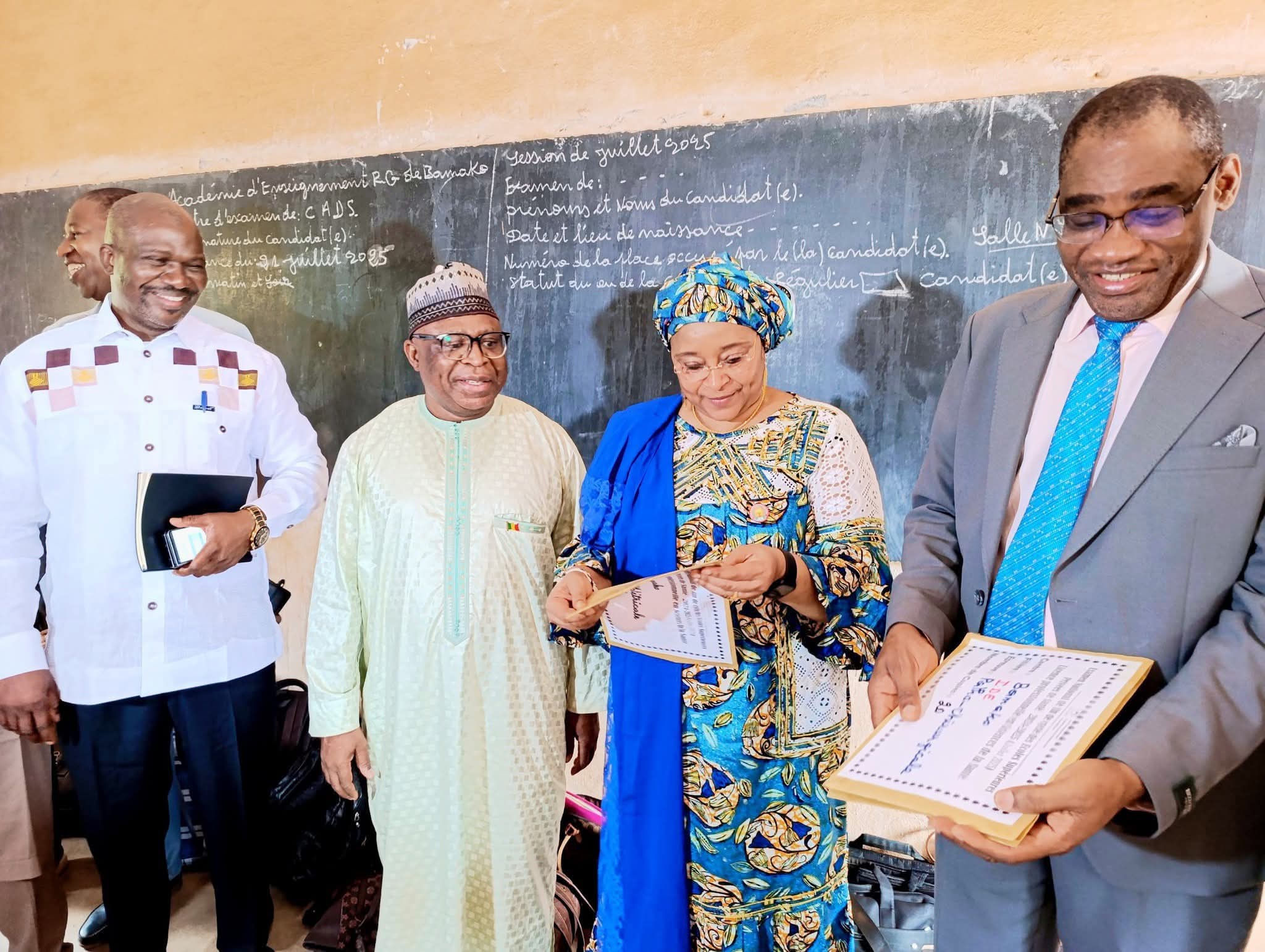 Mali-𝐋𝐚𝐧𝐜𝐞𝐦𝐞𝐧𝐭 𝐝𝐞𝐬 𝐞𝐱𝐚𝐦𝐞𝐧𝐬 𝐝𝐚𝐧𝐬 𝐥𝐞𝐬 é𝐜𝐨𝐥𝐞𝐬 𝐝𝐞 𝐬𝐚𝐧𝐭é : 𝐜𝐚𝐩 𝐬𝐮𝐫 𝐥𝐚 𝐟𝐨𝐫𝐦𝐚𝐭𝐢𝐨𝐧 𝐝𝐞𝐬 𝐟𝐮𝐭𝐮𝐫𝐬 𝐩𝐫𝐨𝐟𝐞𝐬𝐬𝐢𝐨𝐧𝐧𝐞𝐥𝐬 𝐬𝐚𝐧𝐢𝐭𝐚𝐢𝐫𝐞𝐬