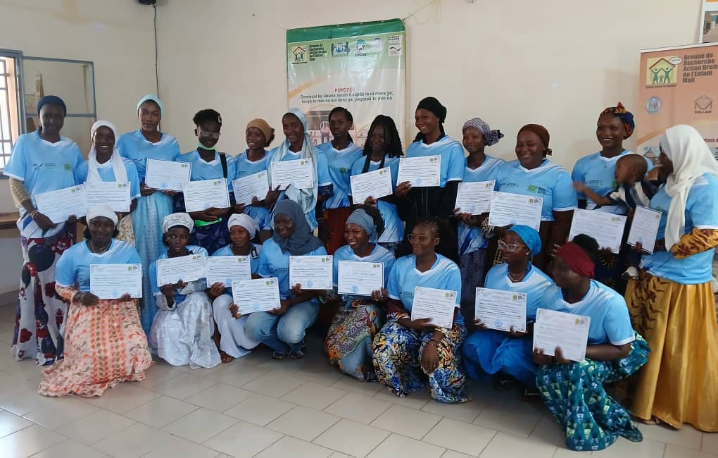 Mali-Autonomisation des filles : GRADEM forme 25 jeunes filles en soins esthétiques et développement personnel