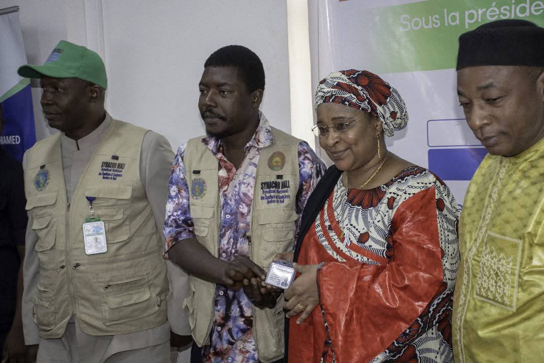 Mali- 𝐑𝐞𝐦𝐢𝐬𝐞 𝐝𝐞𝐬 𝐜𝐚𝐫𝐭𝐞𝐬 𝐑𝐀𝐌𝐄𝐃 𝐚𝐮𝐱 𝐜𝐡𝐚𝐮𝐟𝐟𝐞𝐮𝐫𝐬 : 𝐮𝐧 𝐚𝐜𝐭𝐞 𝐝𝐞 𝐣𝐮𝐬𝐭𝐢𝐜𝐞 𝐬𝐨𝐜𝐢𝐚𝐥𝐞 𝐬𝐚𝐥𝐮é 𝐩𝐚𝐫 𝐥𝐞𝐬 𝐬𝐲𝐧𝐝𝐢𝐜𝐚𝐭𝐬