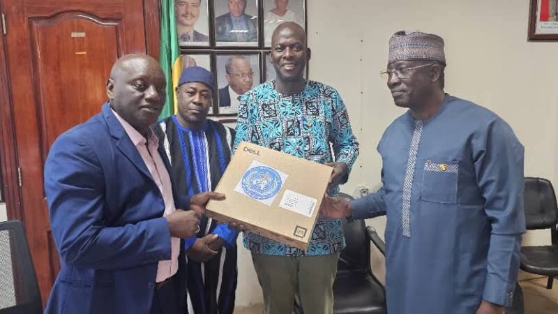 Mali-Renforcement du système de santé communautaire: L&rsquo;OMS offre du matériel informatique à 6 CSCOM