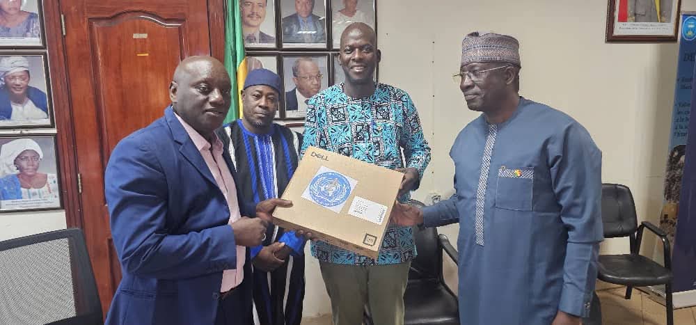 Mali-Renforcement du système de santé communautaire: L&rsquo;OMS offre du matériel informatique à 6 CSCOM