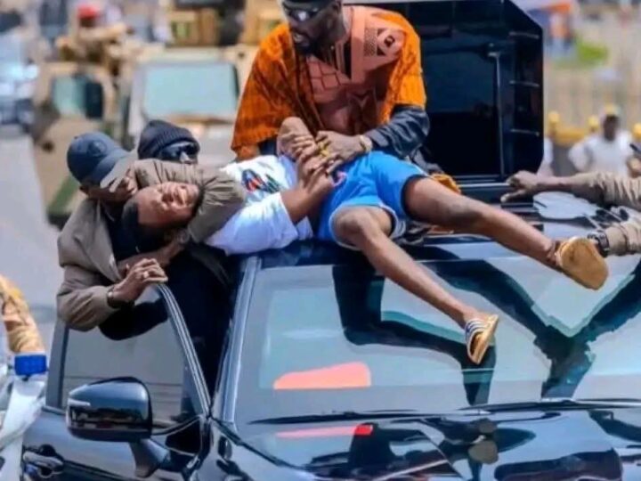 Guinée: Un jeune monte sur la voiture de Mamadi Doumbouya au milieu du cortège présidentiel