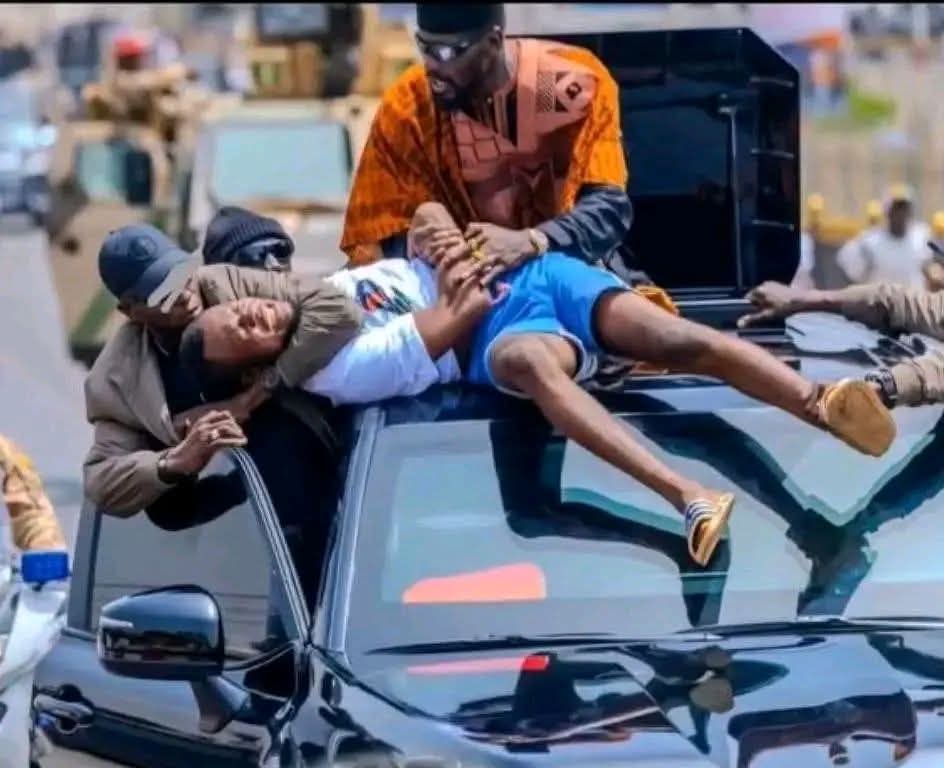 Guinée: Un jeune monte sur la voiture de Mamadi Doumbouya au milieu du cortège présidentiel