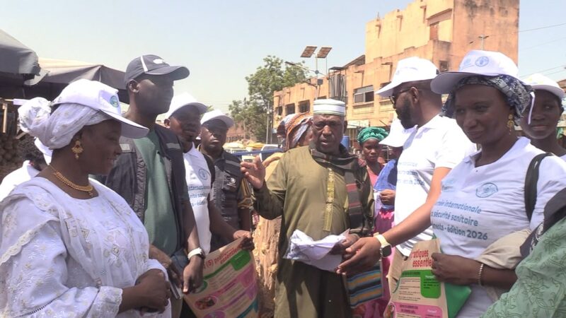 Sécurité sanitaire des aliments : L’INSP et ses partenaires sensibilisent des commerçants de plusieurs marchés de Bamako